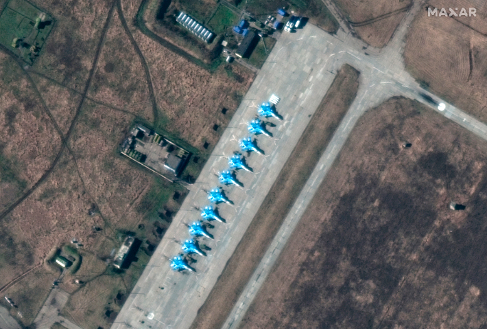 지난 13일(현지시간) 우크라이나와 국경을 접한 러시아 서남부 크라스노다르의 공군기지에 배치된 신형 Su-34 전투기들을 촬영한 위성 사진. 러시아군은 우크라이나를 3면에서 포위한 형태로 병력과 장비를 집결시키고 훈련을 벌여 양국 간 긴장이 고조되고 있다. 맥사 테크놀로지스사 제공