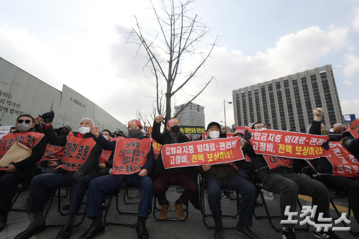 코로나피해자영업총연합(코자총) 참석자들이 15일 서울 광화문 시민열린마당에서 열린 '코로나 피해 정부 규탄 결의대회'에서 구호를 외치고 있다. 이한형 기자