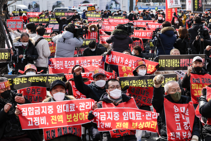 15일 오후 서울 광화문 열린마당에서 열린 ''코로나 피해 실질 보상 촉구 및 정부 규탄대회''에서 자영업자들이 관련 구호를 외치는 모습. 연합뉴스