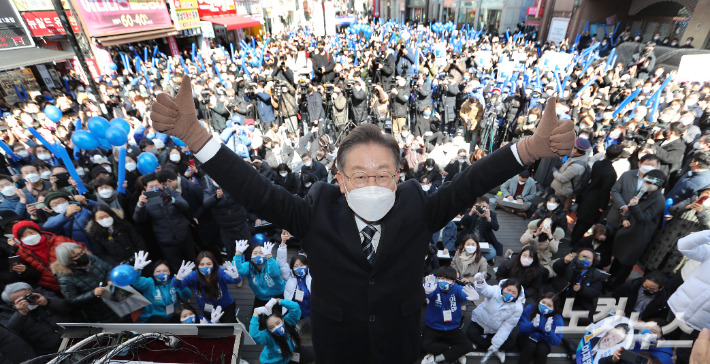 더불어민주당 이재명 대선후보가 제20대 대선 공식선거운동이 시작된 15일 오후 대구 동성로에서 지지를 호소하고 있다. 대구=황진환 기자