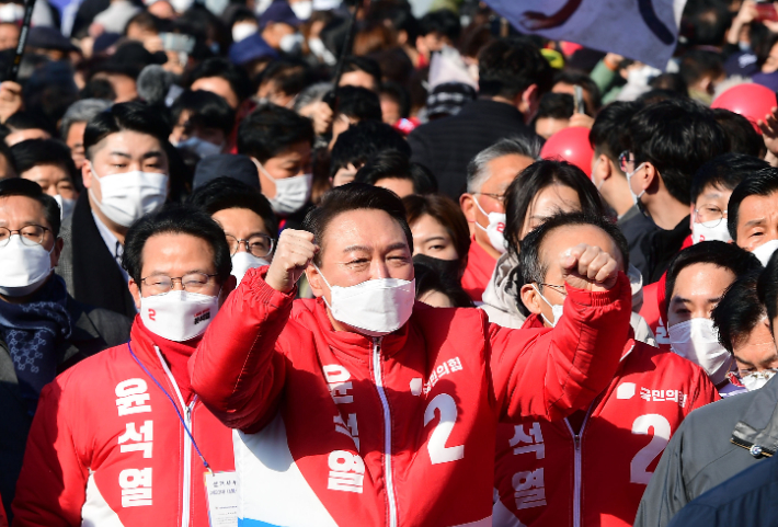 국민의힘 윤석열 대선후보가 제20대 대선 공식선거운동이 시작된 15일 오후 동대구역 광장에서 지지를 호소하고 있다. 대구=황진환 기자