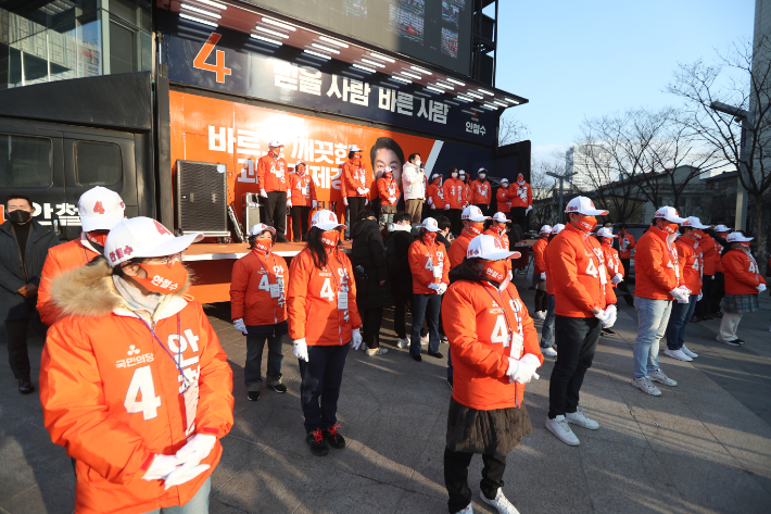 선거운동이 시작된 15일 대구 중구 반월당역 인근에서 국민의당 안철수 후보가 유세를 하는 모습. 연합뉴스