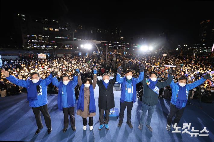 이재명, 선대위 지도부와 고속버스터미널 집중유세