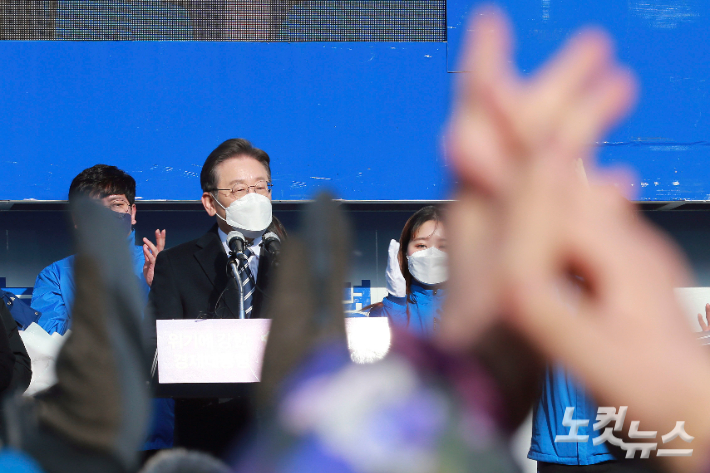 이재명 더불어민주당 대선후보가 제20대 대선 공식선거운동이 시작된 지난 15일 부산 진구 부전역 앞 유세차량에 올라 지지를 호소하는 모습. 황진환 기자