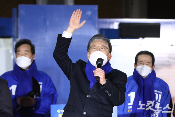 이재명 더불어민주당 대선 후보가 지난 15일 오후 서울 서초구 고속터미널역 앞에서 열린 첫 집중 유세에서 지지를 호소하는 모습. 윤창원 기자
