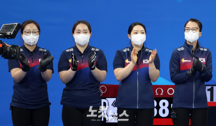 16일 최강 스위스와 2022 베이징동계올림픽 여자 컬링 7차전을 치르는 한국 대표팀. 베이징(중국)=박종민 기자
