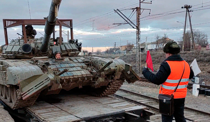 15일(현지시간) 우크라이나와 인접한 러시아 남부 역에서 훈련을 마친 탱크가 주둔지로 복귀하기 위해 열차에 실리고 있다. 연합뉴스