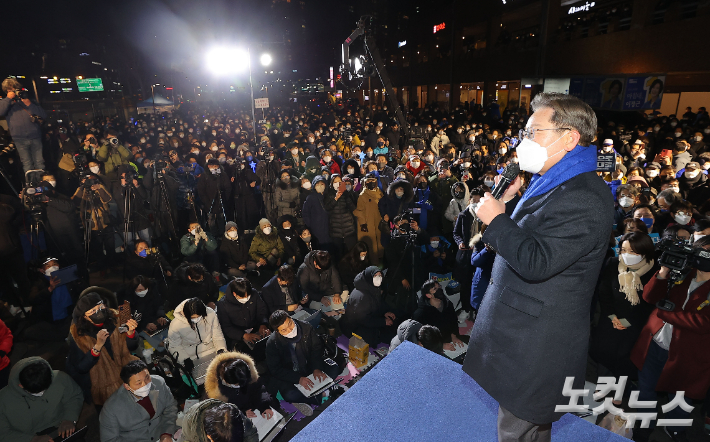 이재명 더불어민주당 대선후보가 15일 서울 고속버스터미널 앞에서 열린 합동유세에서 지지를 호소하고 있다. 윤창원 기자