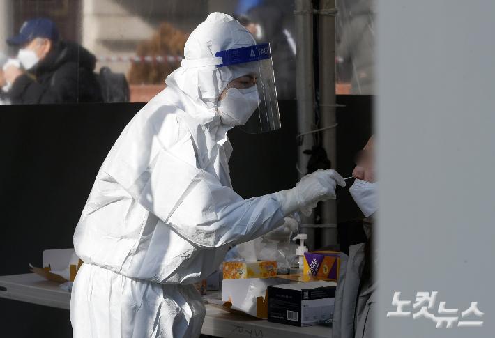 오미크론 확산으로 신규 확진자수가 사상 첫 3만 명대를 기록한 5일 오전 서울역 선별 진료소에서 시민들이 신속항원검사를 받고 있다. 중앙 방역대책본부는 이날 0시 기준 코로나19 확진자가 3만 6천362명이라고 밝혔다. 이한형 기자