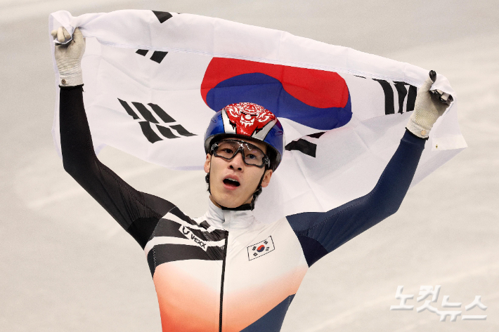 9일 중국 캐피털 인도어 스타디움에서 열린 2022 베이징동계올림픽 쇼트트랙 남자 1500m에서 금메달을 획득한 황대헌이 태극기를 들고 기뻐하고 있다. 베이징(중국)=박종민 기자