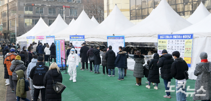 서울 송파구 보건소 선별진료소에서 시민들 검사를 받기 위해 줄 서 있다. 이한형 기자