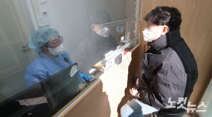 지난 3일 호흡기전담클리닉을 운영 중인 강남구 역삼동 하나이비인후과병원에서 의료진이 코로나 진료를 보고 있다. 사진공동취재단 이한형 기자