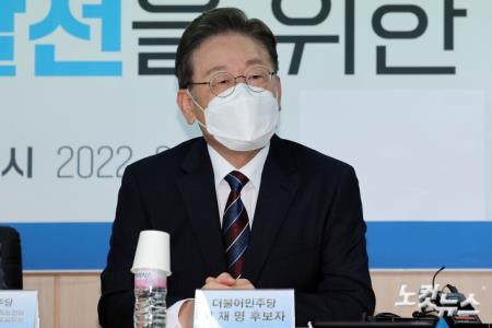 더불어민주당 이재명 대선후보와 전국개인택시연합회 박권수 회장이 16일 서울시 강