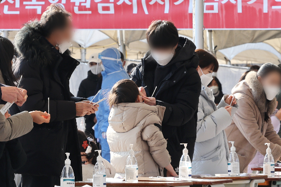 신속항원검사를 실시하는 어린이. 연합뉴스