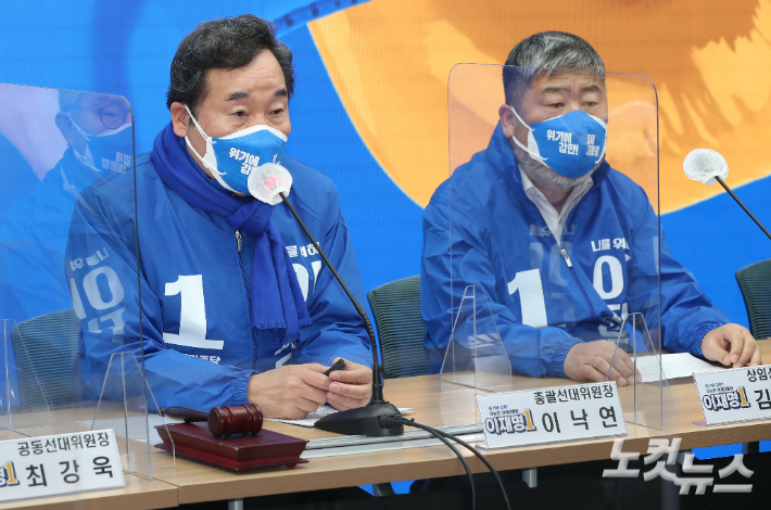 이낙연 더불어민주당 총괄선대위원장(왼쪽)이 16일 오전 서울 영등포구 중앙당사에서 열린 중앙선거대책원회의에서 모두발언을 하고 있다. 윤창원 기자