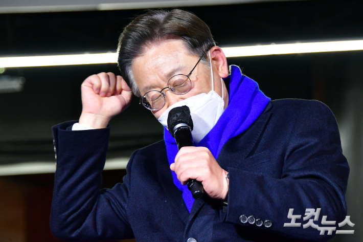 이재명 더불어민주당 대선후보가 15일 서울 고속버스터미널에서 열린 합동유세에서 지지를 호소하고 있다. 윤창원 기자