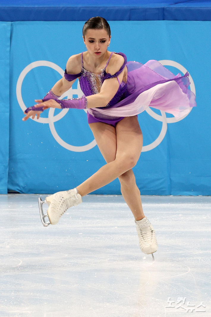 러시아올림픽위원회(ROC) 카밀라 발리예바가 15일 중국 베이징 캐피털 인도어 스타디움에서 열린 2022 베이징동계올림픽 피겨스케이팅 여자 싱글 쇼트프로그램 경기에서 연기를 펼치고 있다. 베이징=박종민 기자