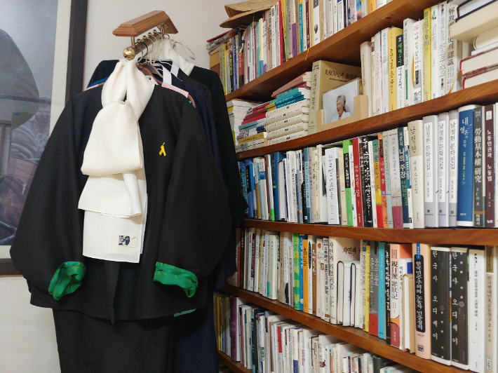 故 백기완 선생 집필실 책장. 연합뉴스
