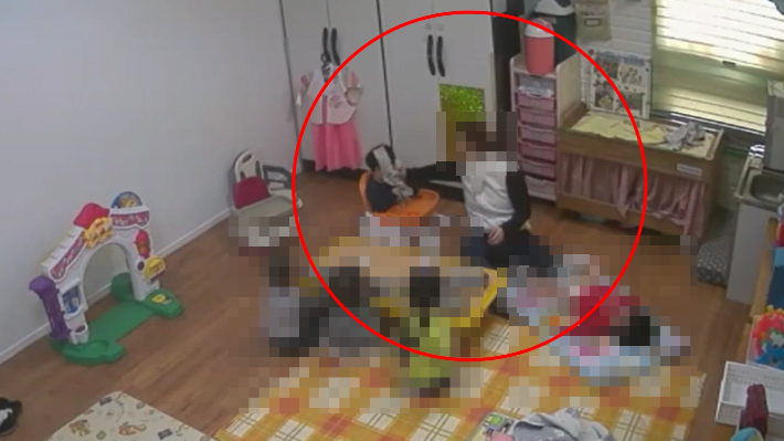 한 교사의 학대 모습이 담긴 CCTV 영상 캡처. 학부모 제공