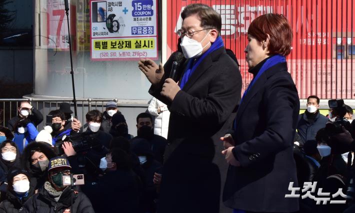 제20대 대선 공식 선거운동이 시작한지 만 하루가 지난 16일 이재명 더불어민주당 대선 후보가 서울 강남구 역삼동 2호선 강남역 11번 출구 앞 강남스퀘어에서 유세를 하고 있다.