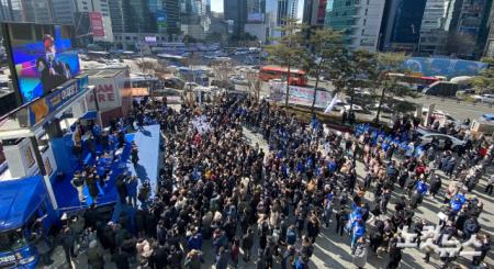 이재명 더불어민주당 대선 후보가 16일 서울 강남구 강남역 인근에서 열린 