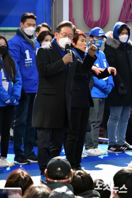 더불어민주당 이재명 대선후보가 16일 오후 서울시 강남구 강남역 인근에서 유세를 하고 있다.