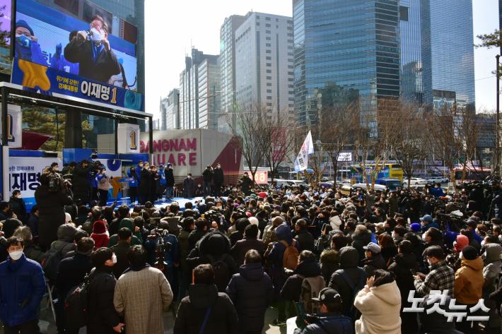 더불어민주당 이재명 대선후보가 16일 오후 서울시 강남구 강남역 인근에서 유세를 하고 있다.