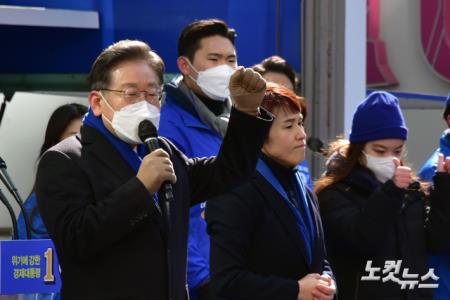 더불어민주당 이재명 대선후보가 16일 오후 서울시 강남구 강남역 인근에서 유세를 하고 있다.