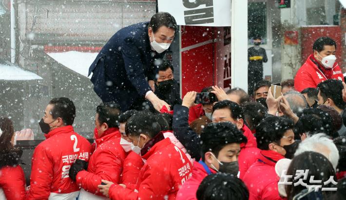 지지자들과 인사하는 윤석열 국민의힘 대선후보