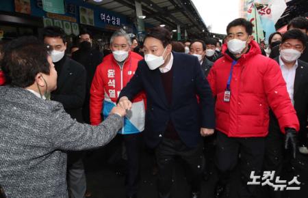 광주 시민들과 인사하는 윤석열 후보