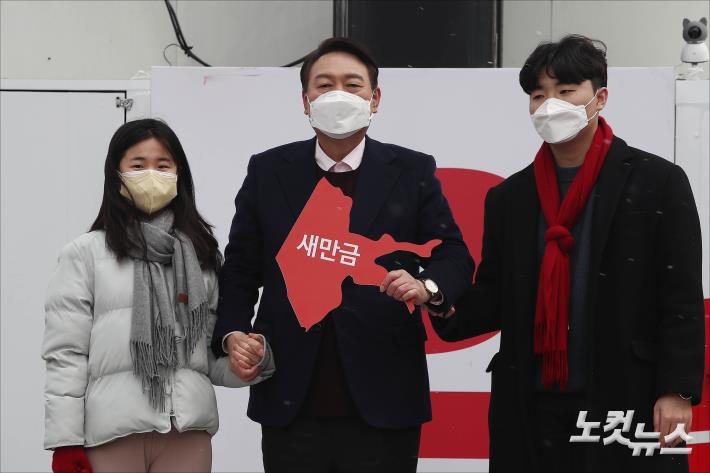 새만금 퍼즐 조각 선물 받은 윤석열 후보