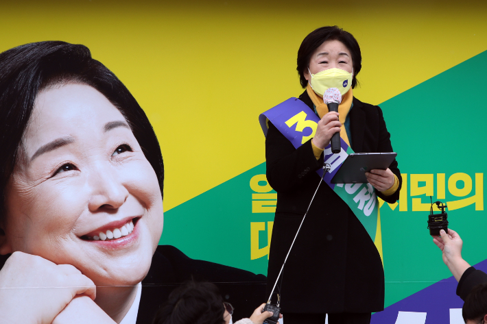 정의당 심상정 대선 후보가 16일 오전 전남 목포시 용당동 동부시장 입구에서 지지를 호소하고 있다. 연합뉴스