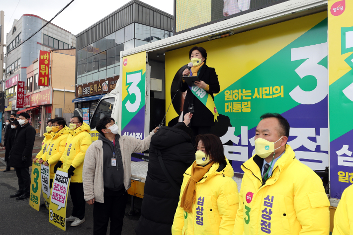 정의당 심상정 대선 후보가 16일 오전 전남 목포시 용당동 동부시장 입구에서 지지를 호소하고 있다. 연합뉴스