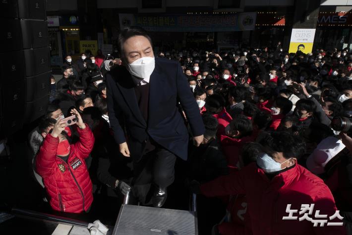 단상 오르는 윤석열 대선 후보