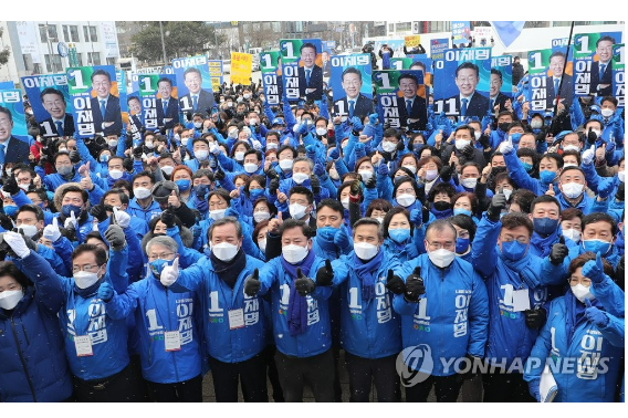더불어민주당 광주전남선대위가 15일 광주 5.18민주광장에서 민주당 광주전남선대위 출정식을 가졌다. 연합뉴스