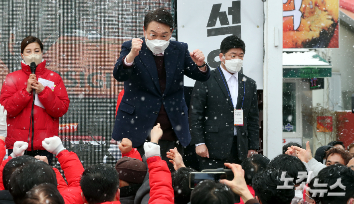 윤석열 국민의힘 대선후보가 16일 오전 광주 송정매일시장 앞에서 열린 유세에서 손을 들어 인사하고 있다. 이한형 기자