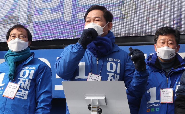 더불어민주당 송영길 대표가 16일 오후 전북 전주시 완산구 평화동 사거리에서 유세를 통해 이재명 대선 후보 지지를 호소하고 있다. 연합뉴스