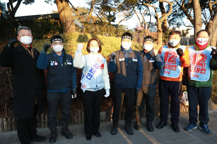 진보당 김재연 대통령 후보는 16일 현대중공업 울산본사 앞에서 출근 인사를 했다. 진보당 울산시당 제공