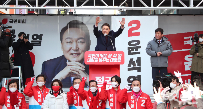 윤석열 국민의힘 대선 후보가 16일 충북 청주시 상당구 성안로에서 열린 충북권 유세에서 지지자들의 환호에 화답하고 있다. 이한형 기자