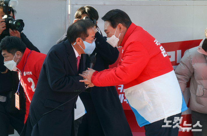 국민의힘 윤석열 대선 후보(오른쪽)가 공식선거운동 첫날인 15일 동대구역 광장에서 열린 선거 유세에서 홍준표 의원과 인사를 하고 있다. 황진환 기자