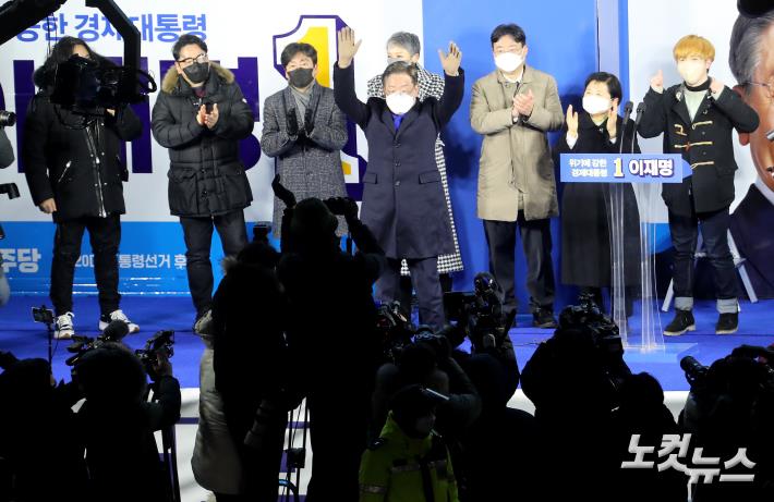 이재명 더불어민주당 대선 후보가 16일 오후 서울 잠실새내역 인근에서 집중 유세를 하고 있다.