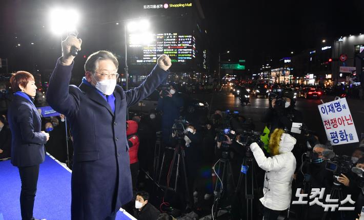 이재명 더불어민주당 대선후보가 16일 저녁 잠실새내역 7번출구 앞에서 집중유세를 갖고 있다.