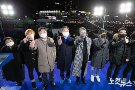 이재명 더불어민주당 대선후보가 16일 저녁 지하철2호선 잠실새내역 인근 광장에서 집중유세를 펼치고있다.