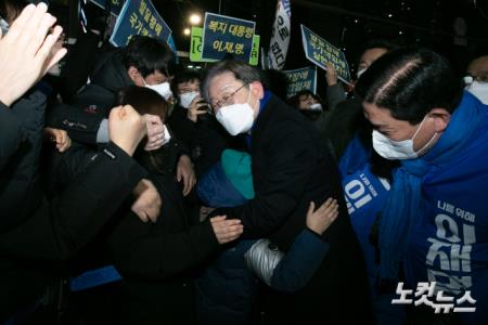 이재명 더불어민주당 대선후보가 16일 저녁 지하철2호선 잠실새내역 인근 광장에서 집중유세를 펼친 후 지지자들과 만나고있다.