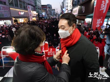 빨간 목도리 전달 받는 윤석열 후보