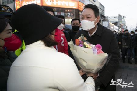 꽃다발 받는 윤석열 후보