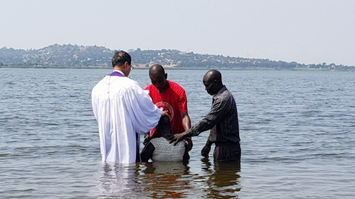 아까우까명성교회 담임목사인 최광식선교사가 빅토리아호수에서 세례식을 하고 있는 모습