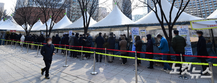 서울광장에 마련된 선별진료소에서 시민들이 신속항원검사를 받기 위해 대기하고 있다. 황진환 기자