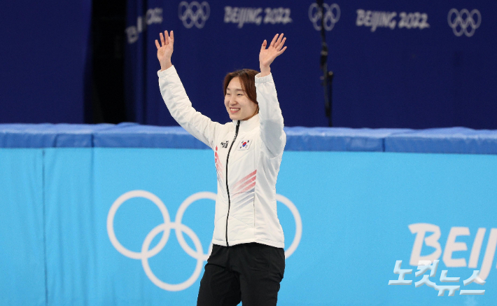 2022 베이징동계올림픽 쇼트트랙 여자 1500m에서 금메달을 획득한 최민정이 16일 중국 베이징 캐피털 인도어 스타디움에서 플라워세리머니를 하고 있다. 베이징(중국)=박종민 기자