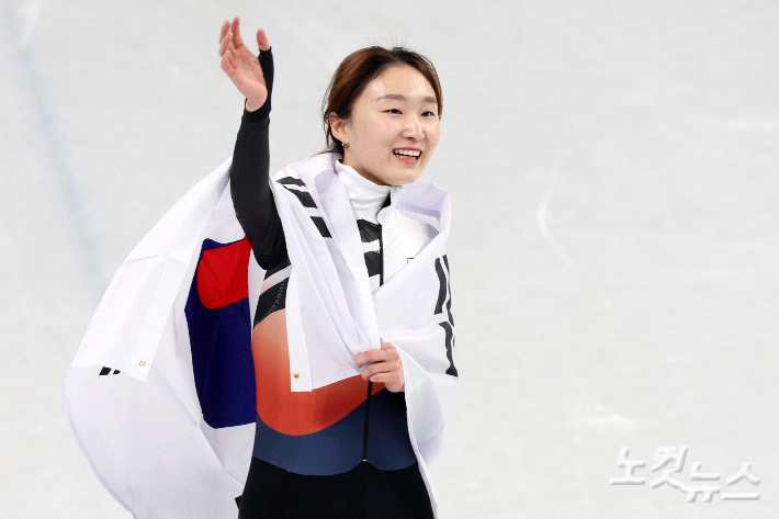 2022 베이징동계올림픽 쇼트트랙 여자 1500m에서 금메달을 획득한 최민정이 16일 중국 베이징 캐피털 인도어 스타디움에서 기뻐하고 있다. 베이징(중국)=박종민 기자